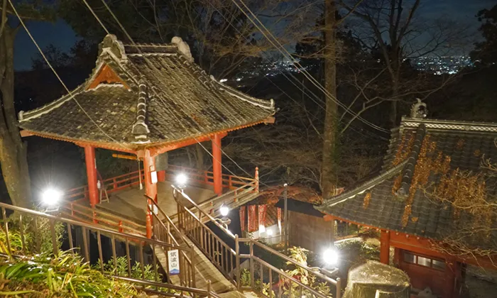 Night view of the eastern precincts of the main hall of Oiwasan Bishamonten